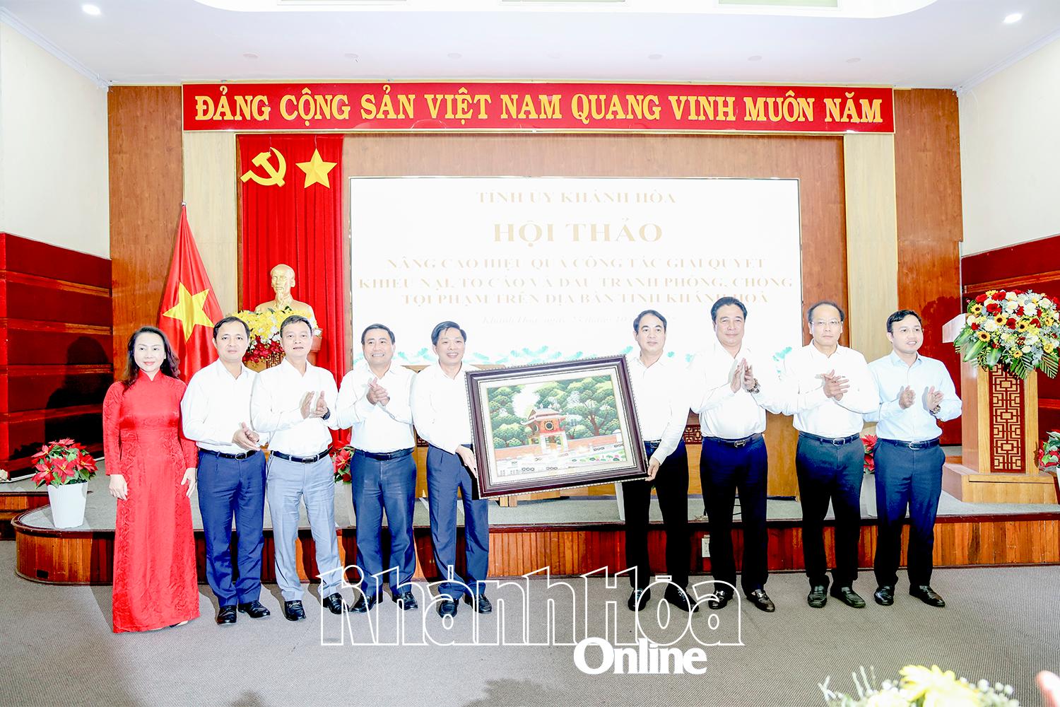 Lãnh đạo Ban Nội chính Trung ương tặng quà lưu niệm tỉnh Khánh Hòa.
