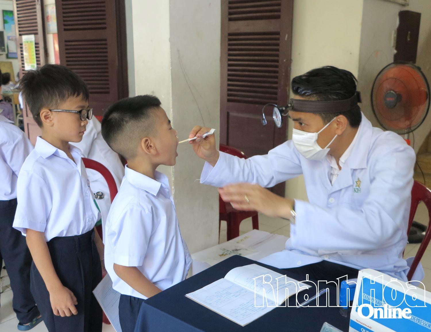 Khám sức khỏe đầu năm học 2025-2026 cho học sinh Trường Tiểu học Lộc Thọ (phường Nha Trang). 