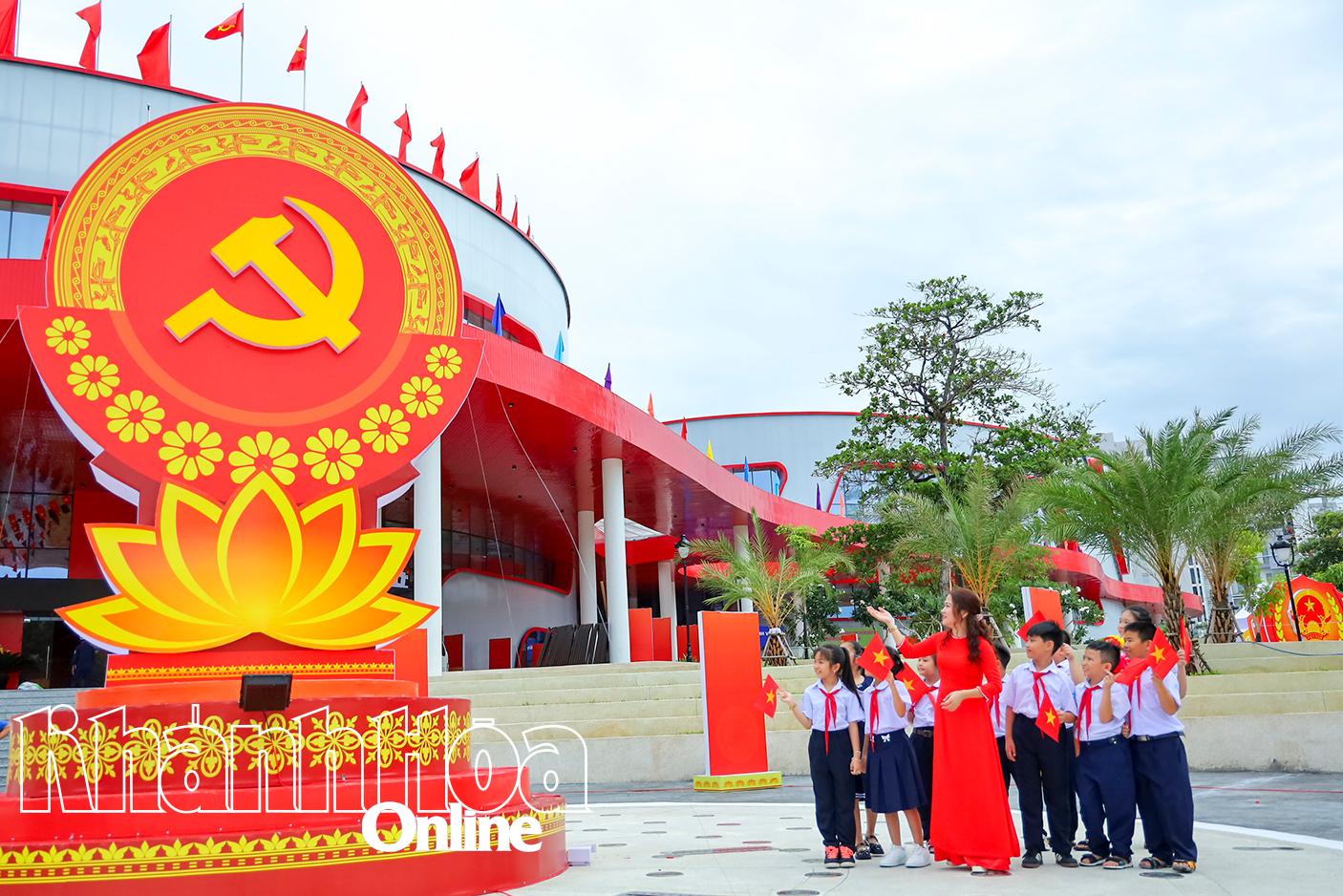 Cô và trò Trường Tiểu học Phương Sài tham quan mô hình triển lãm tranh cổ động 
chào mừng Đại hội Đảng bộ tỉnh lần thứ I, nhiệm kỳ 2025-2030. Ảnh: NHÂN TÂM