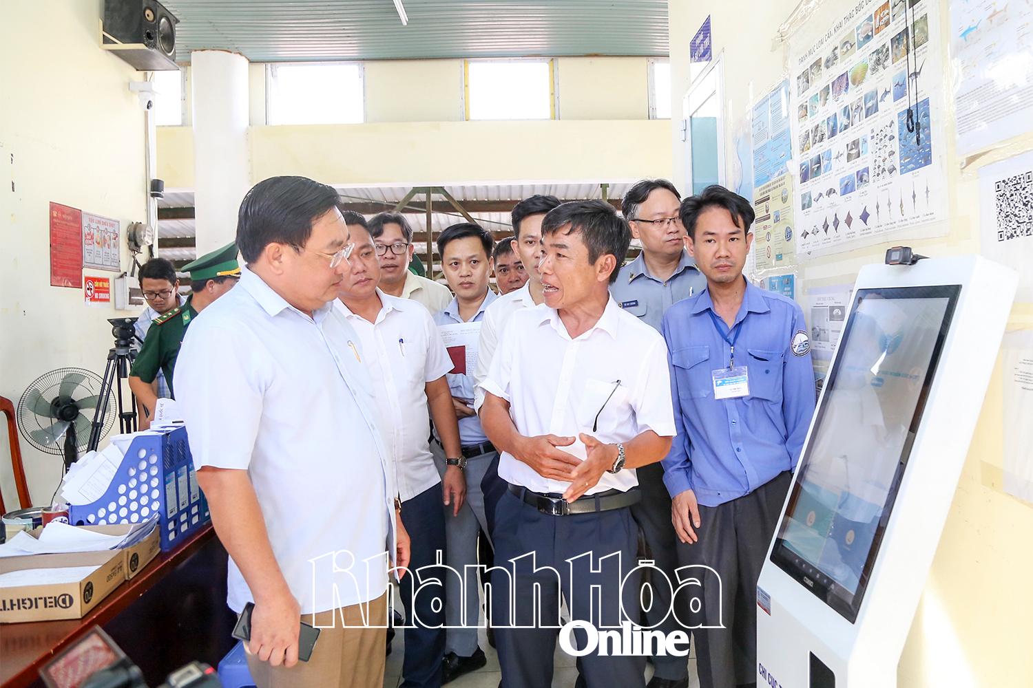 Đồng chí Trịnh Minh Hoàng kiểm tra công tác chống khai thác IUU tại cảng cá Hòn Rớ (phường Nam Nha Trang).
