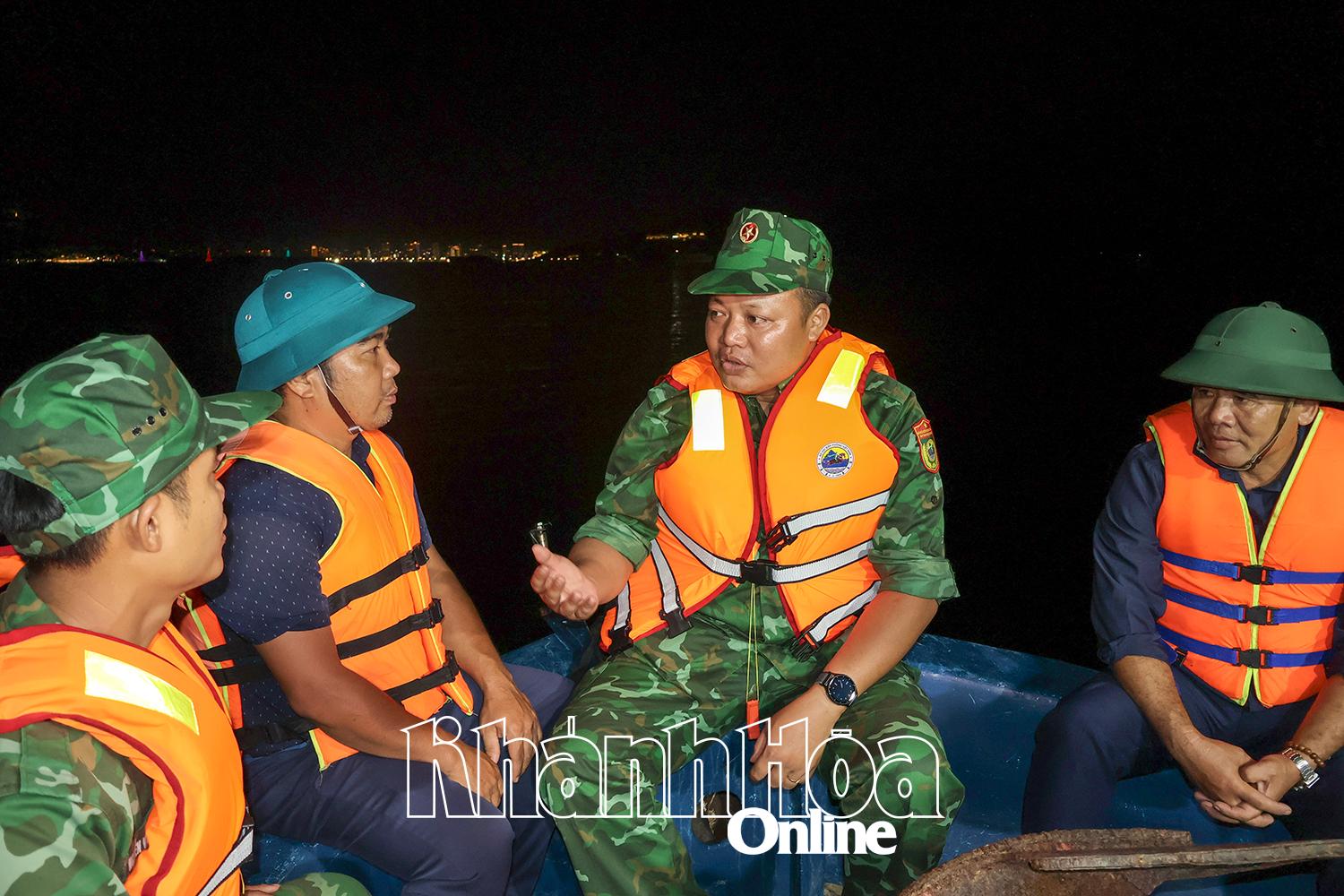 Lực lượng chức năng tuần tra, kiểm soát các hành vi vi phạm trên vịnh Nha Trang.