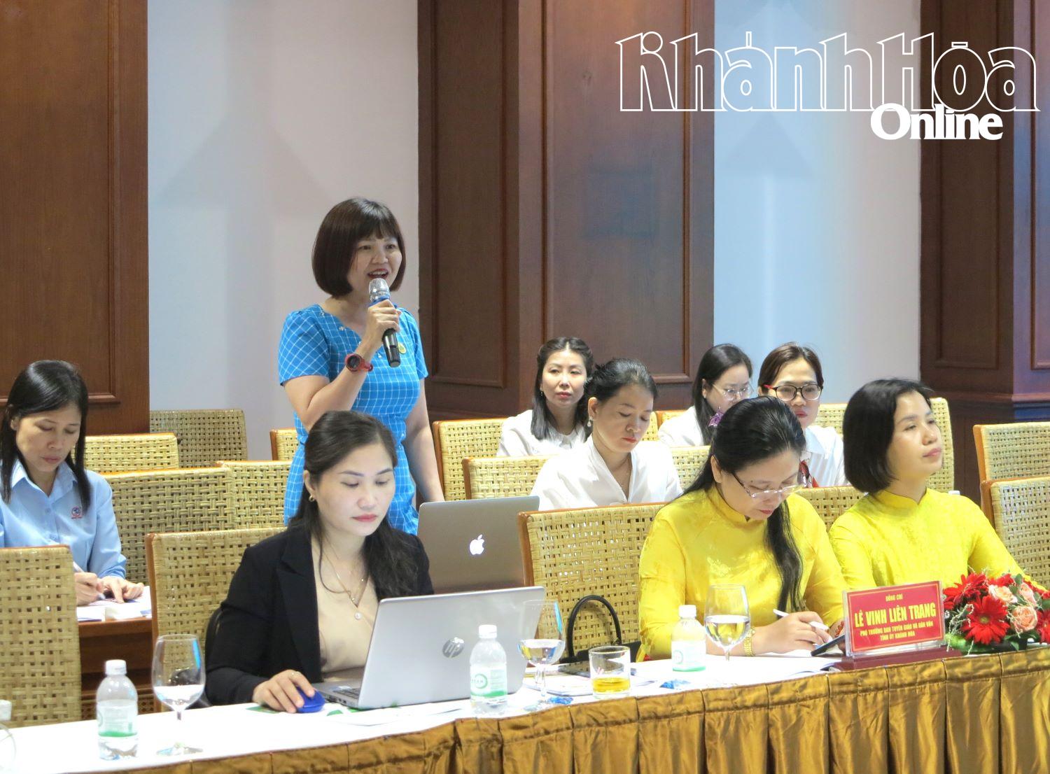 Đại biểu tham dự nêu ý kiến tại diễn đàn. 