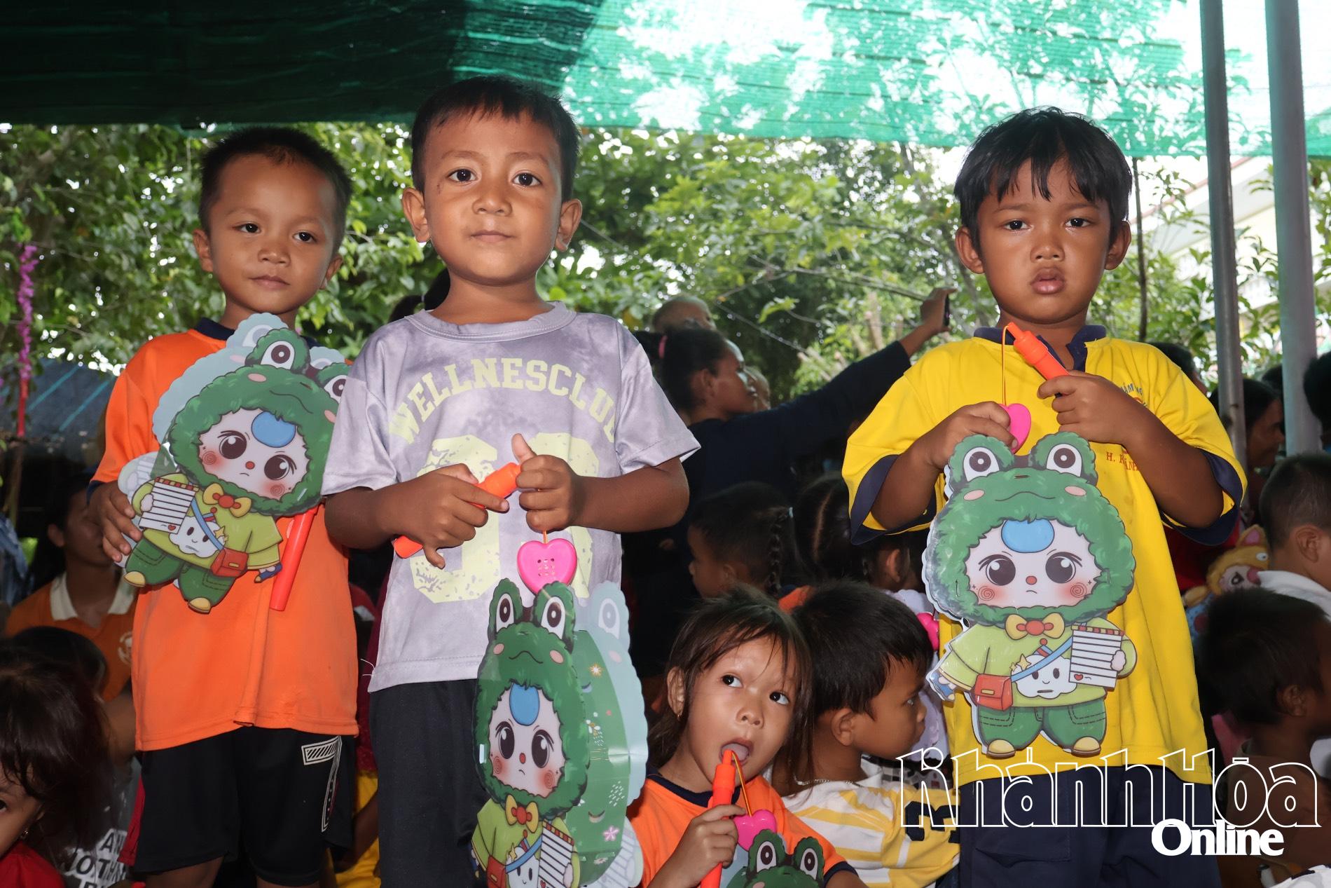 Các em nhỏ ở xã Tây Khánh Vĩnh.