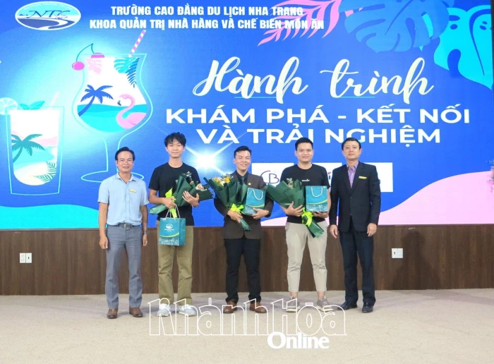 Hơn 500 học sinh, sinh viên tìm hiểu nghiệp vụ pha chế