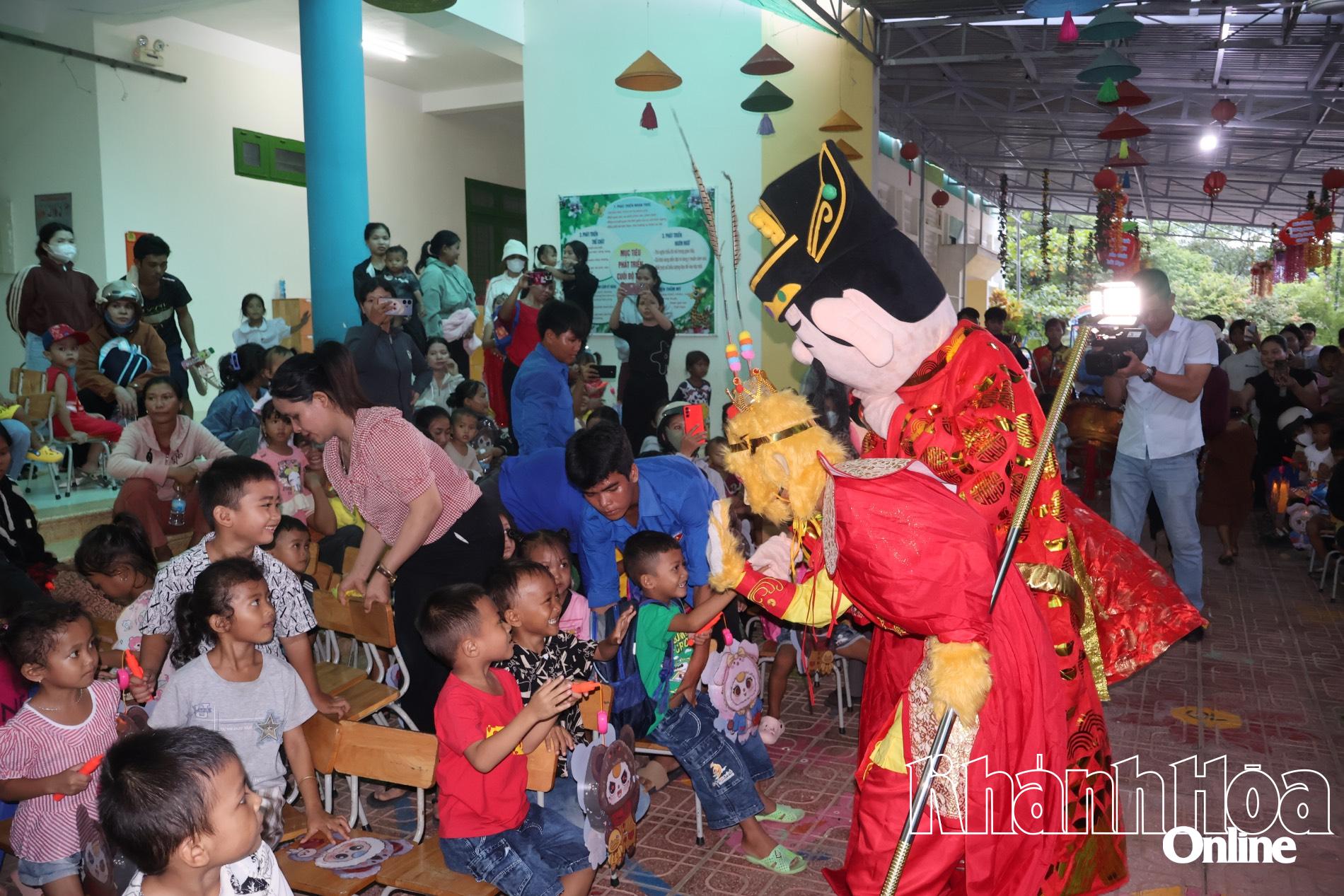 Các em nhỏ vui chơi tại chương trình.