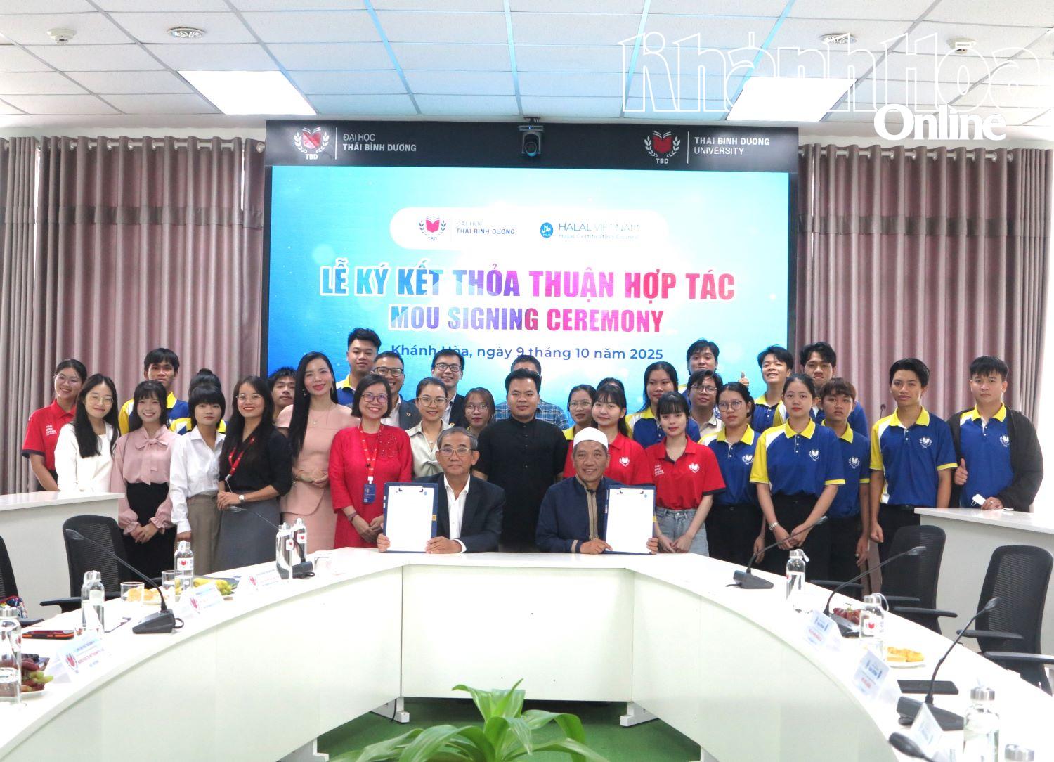 Các đại biểu tham dự lễ ký kết. 