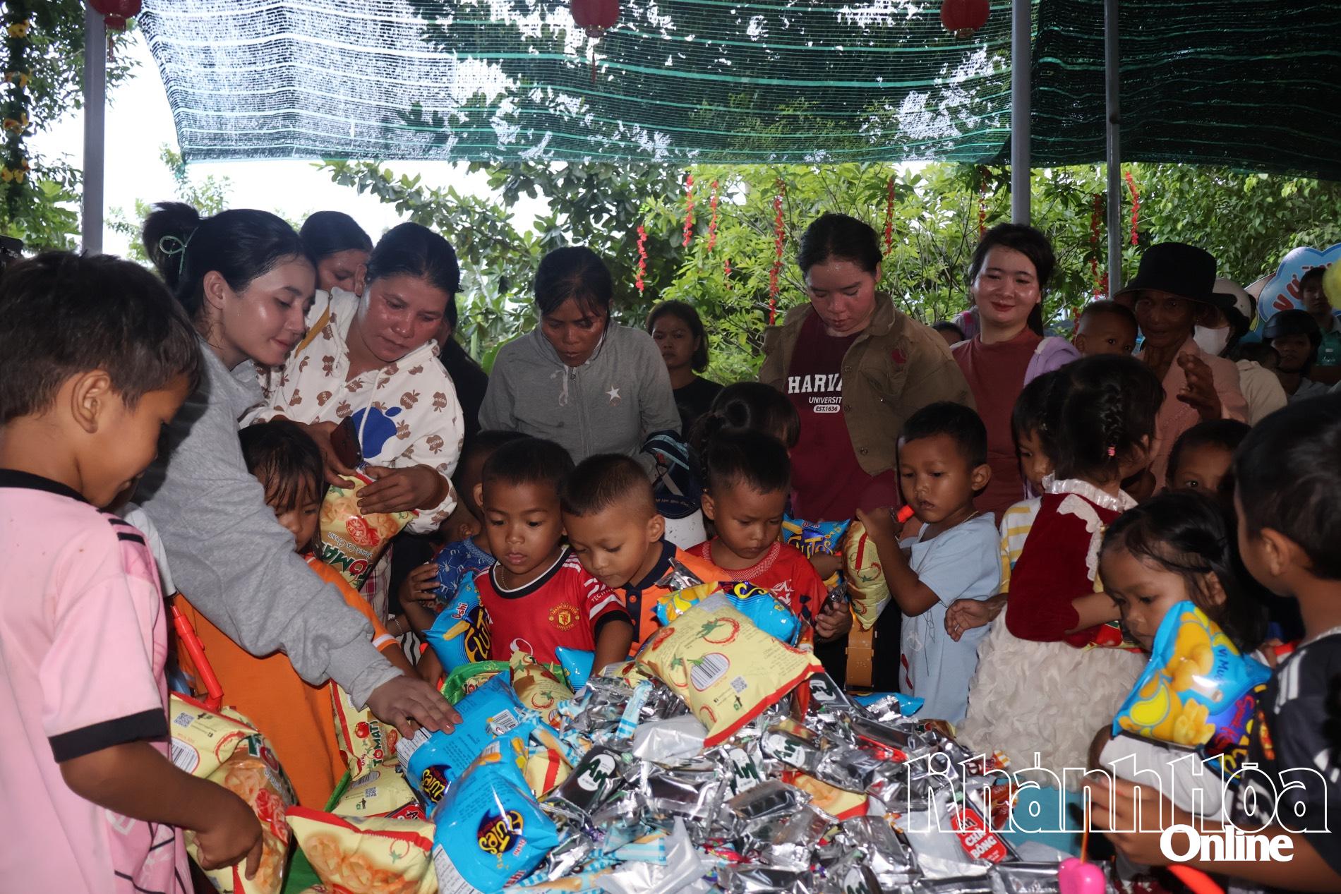 Các em nhỏ ở xã Tây Khánh Vĩnh nhận quà trung thu.