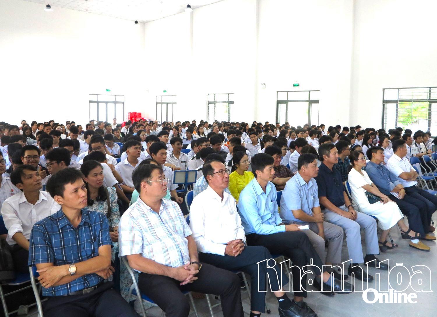 Các đại biểu, lãnh đạo các trường THPT và học sinh của các đội tuyển dự lễ khai mạc đợt bồi dưỡng. 