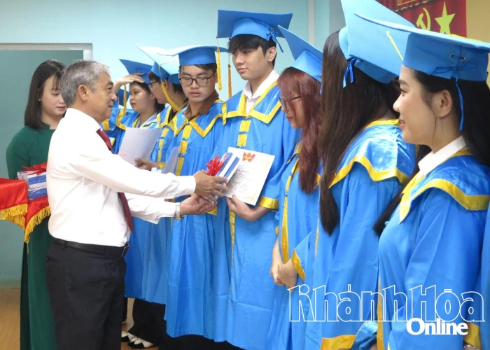 Trường Cao đẳng Kỹ thuật Công nghệ Nha Trang trao bằng tốt nghiệp cho 361 sinh viên
