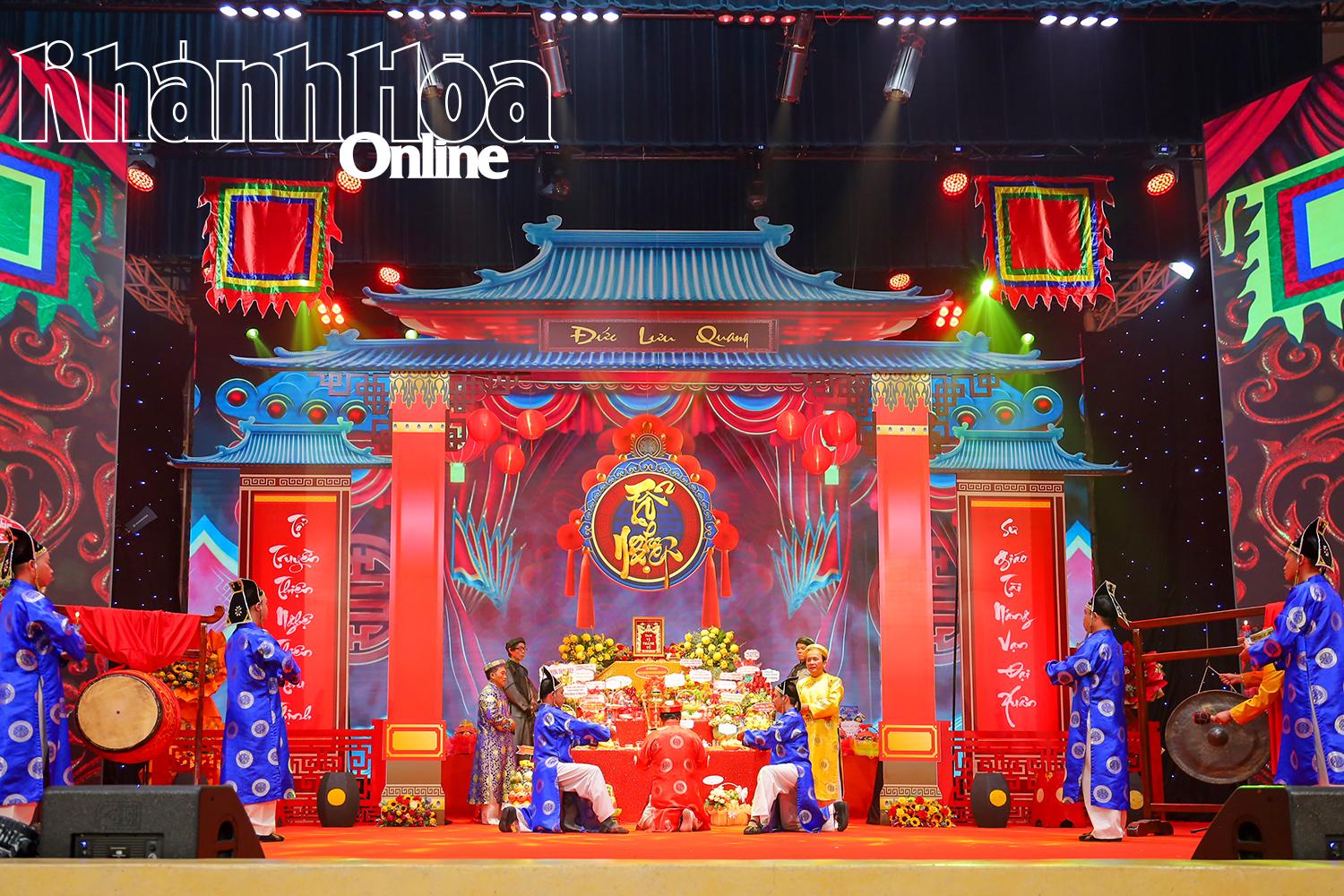 Các nghệ sĩ của Nhà hát Nghệ thuật truyền thống tỉnh Khánh Hoag thực hiện nghi lễ đại bái tri ân tổ nghiệp.