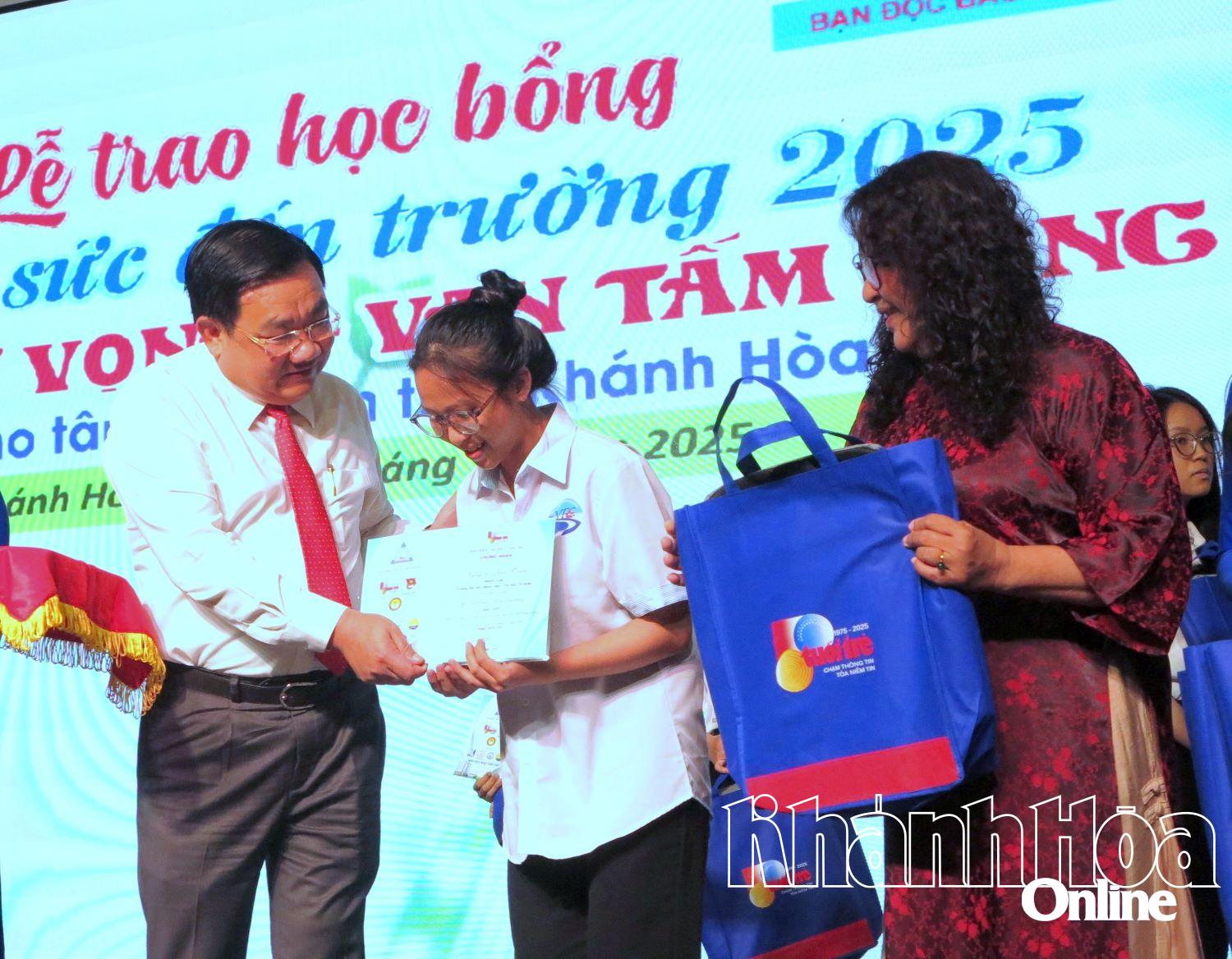 Đồng chí Trịnh Minh Hoàng và bà Trần Gia Bảo trao học bổng của Báo Tuổi Trẻ cho tân sinh viên. 