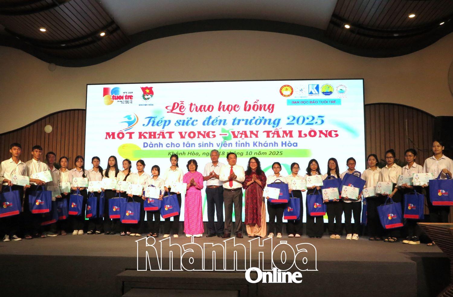 Các tân sinh viên nhận học bổng. 