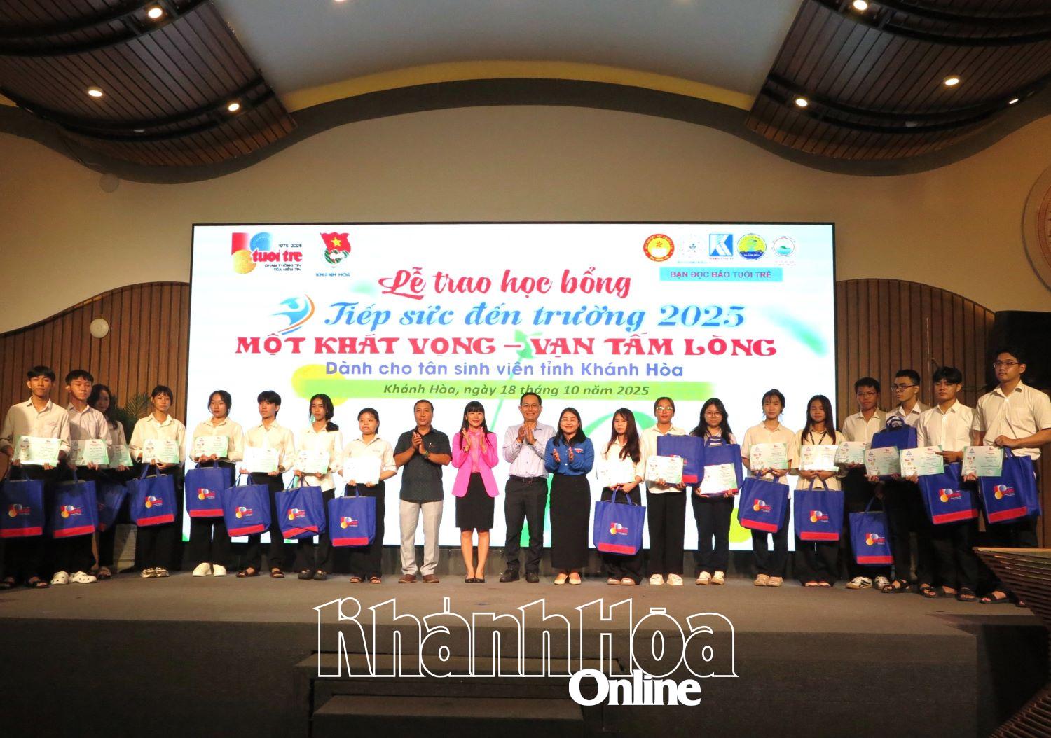 Đại diện nhà tài trợ và Ban tổ chức chương trình trao học bổng cho tân sinh viên. 