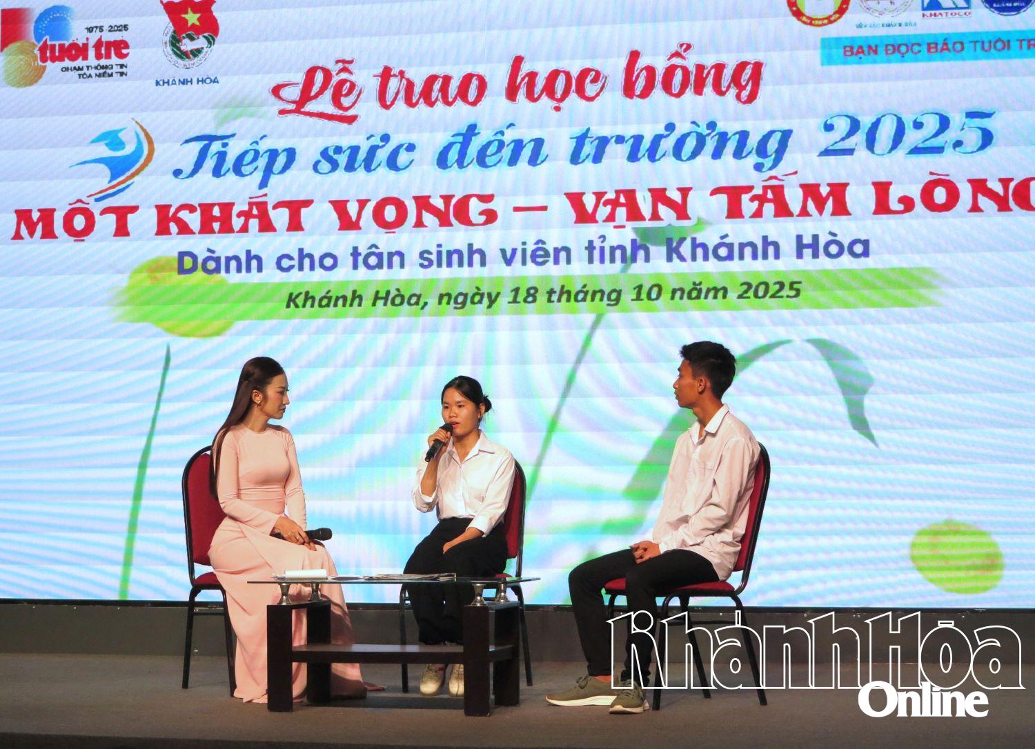 Tân sinh viên giao lưu, chia sẻ tại chương trình. 