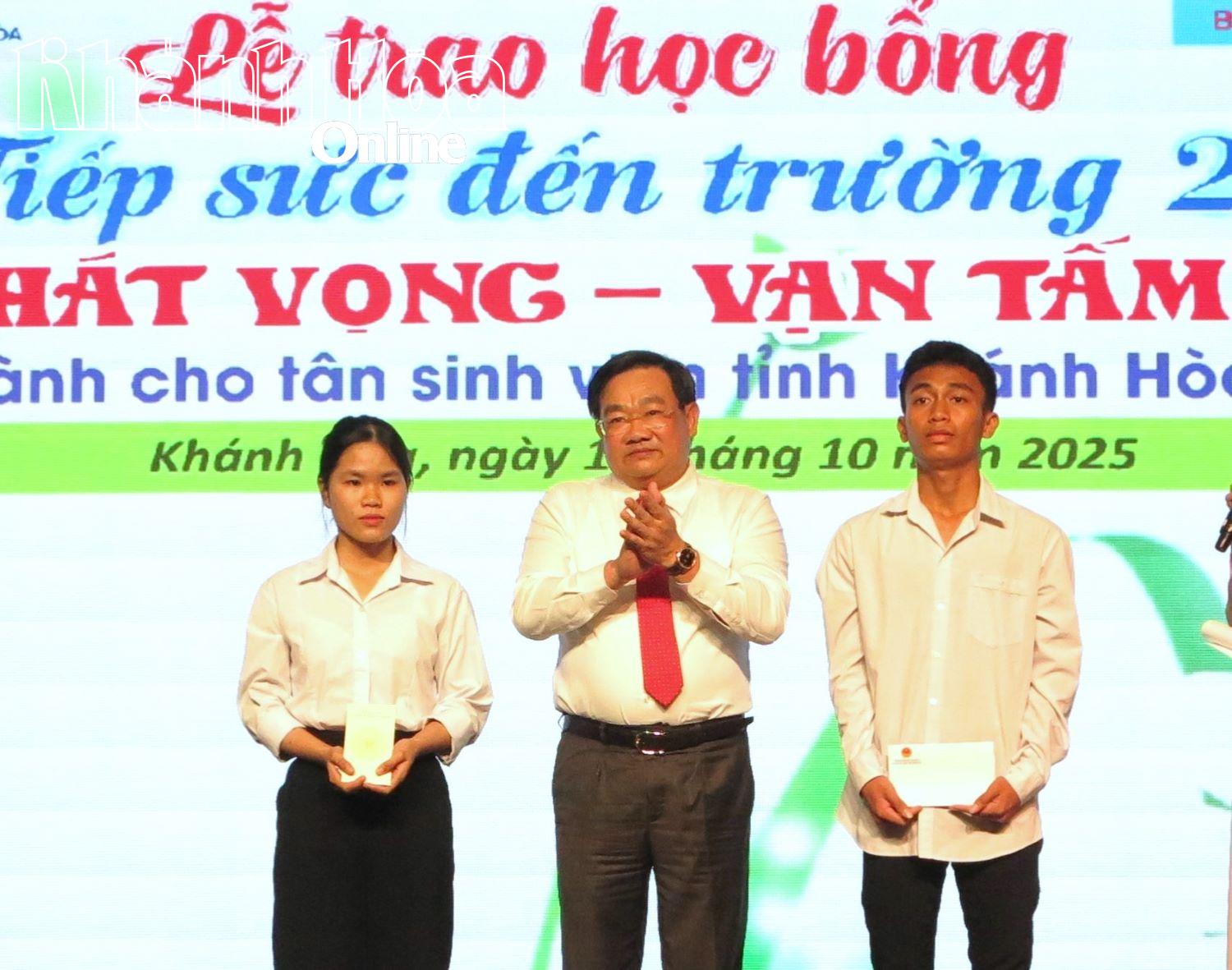 Đồng chí Trịnh Minh Hoàng trao tặng học bổng cho 2 tân sinh viên có hoàn cảnh đặc biệt khó khăn.