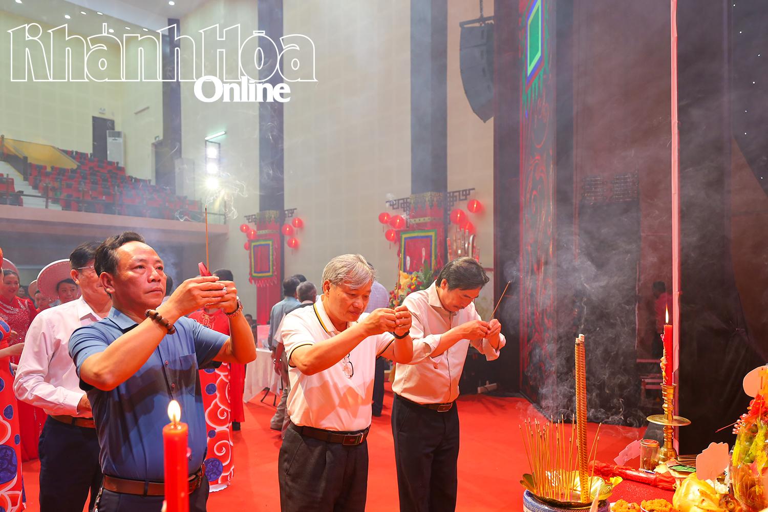 Các thế hệ nghệ sĩ dâng hương tưởng nhớ tổ nghiệp.