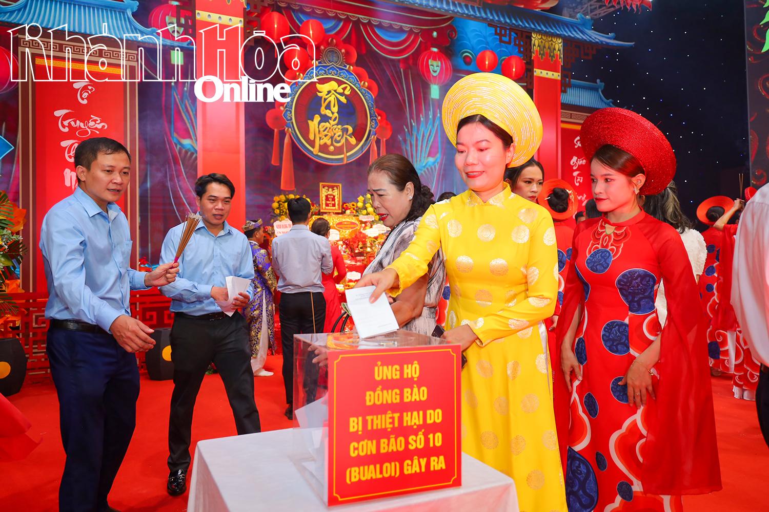 Lãnh đạo, viên chức Nhà hát Nghệ thuật truyền thống tỉnh Khánh Hòa quyên góp ủng hộ đồng bào bị ảnh hưởng bởi cơn bão số 10 vừa qua.