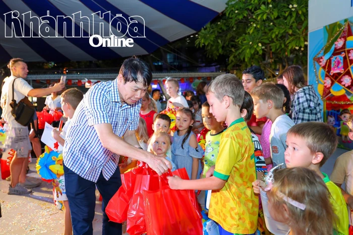 Tổ chức Tết Trung thu cho 75 trẻ em kiều bào, người nước ngoài