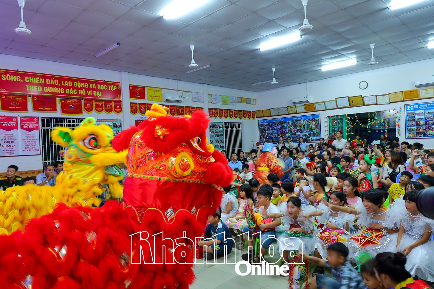 Màn mua lân vui nhộn dành tặng các em nhỏ ở Làng Trẻ em SOS Nha Trang.