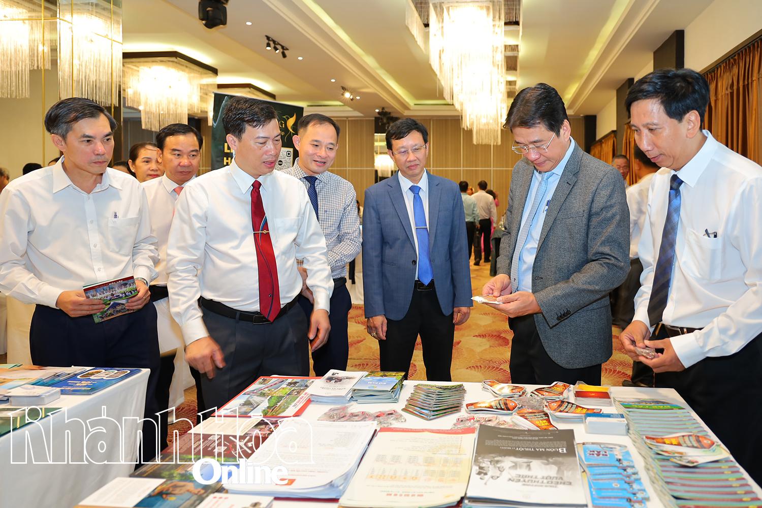 Đồng chí Nguyễn Long Biên xem ấn phẩm giới thiệu về tỉnh Đắk Lắk.