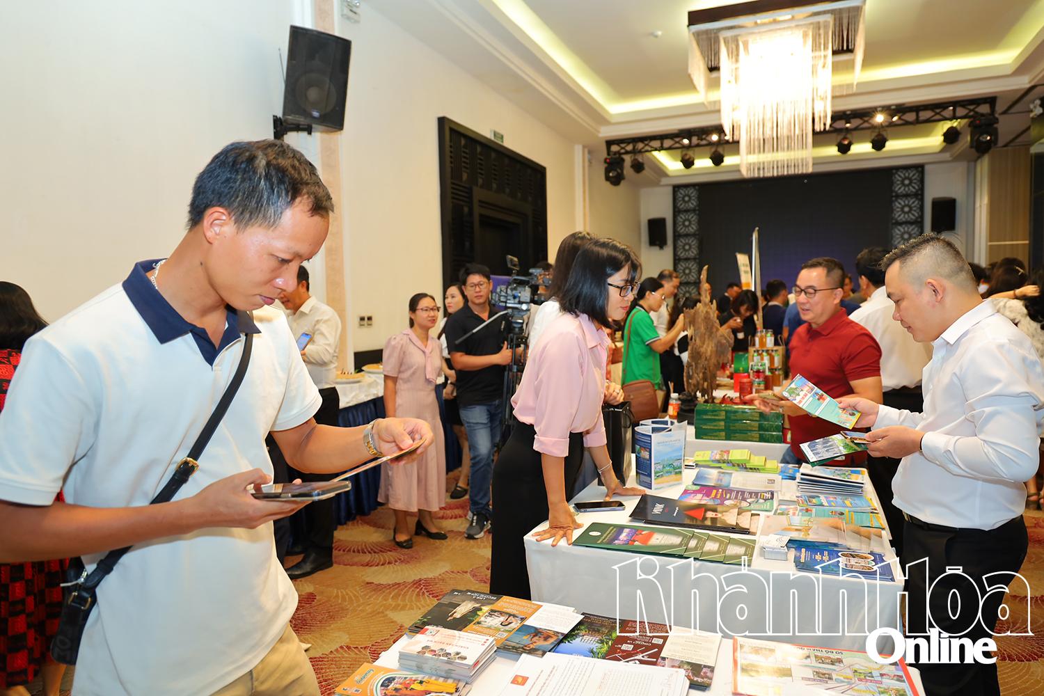 Đại diện các doanh nghiệp tìm hiểu thông tin được giới thiệu trong khuôn khổ hội nghị.