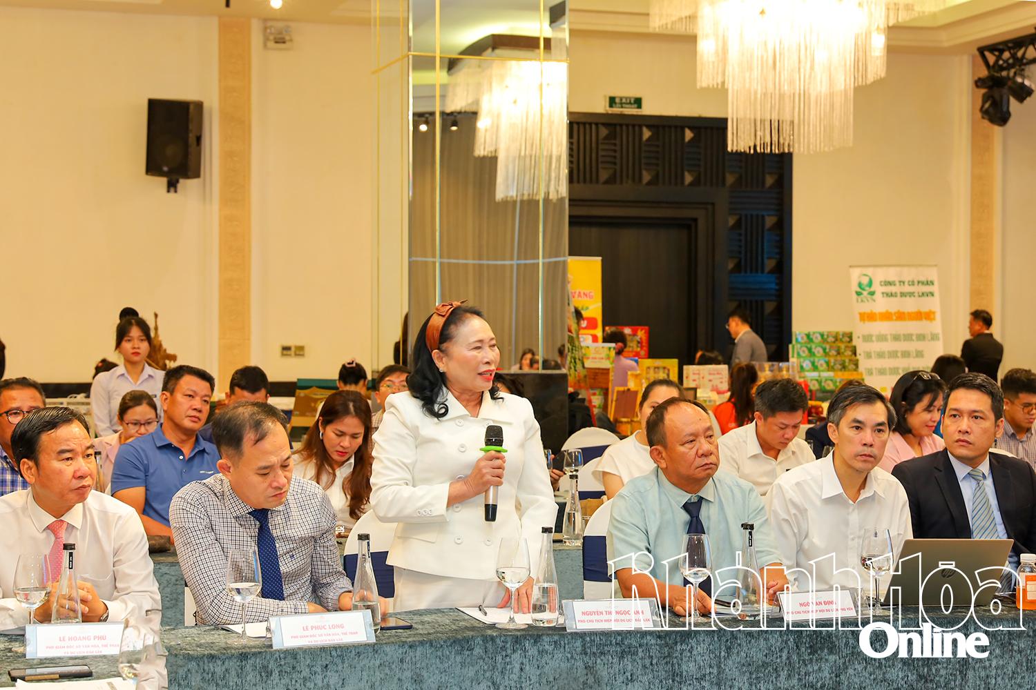 Đại diện một doanh nghiệp tỉnh Đắk Lắk tham gia ý kiến tại hội nghị.