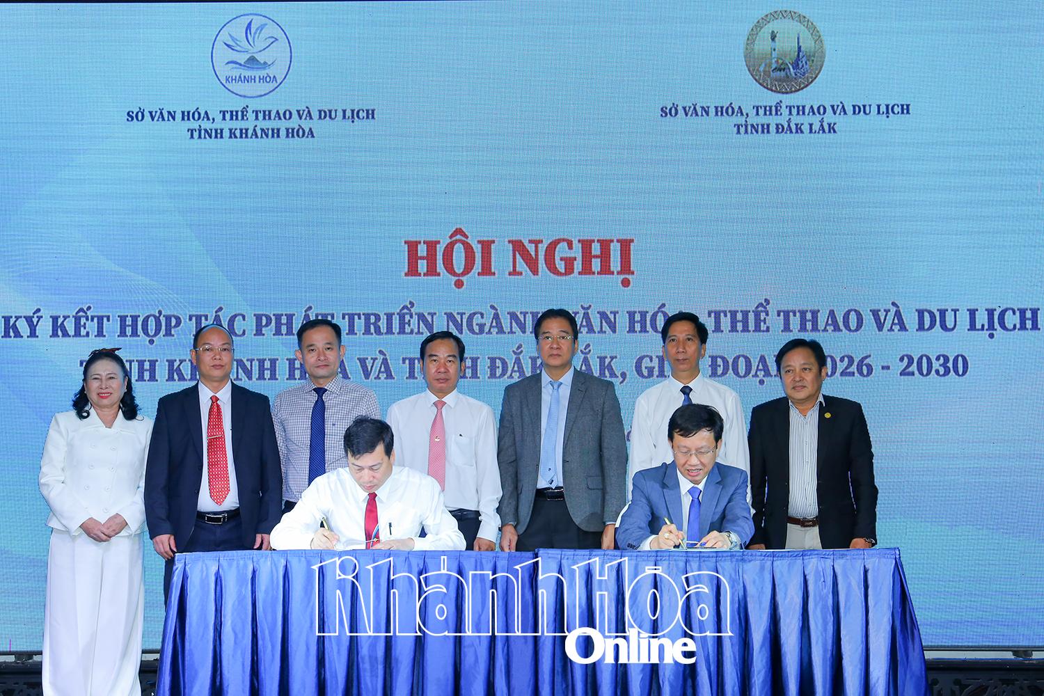 Lãnh đạo Sở VHTTDL tỉnh Khánh Hòa và lãnh đạo Sở VHTTDL tỉnh Đắk Lắk ký kết văn bản hợp tác.