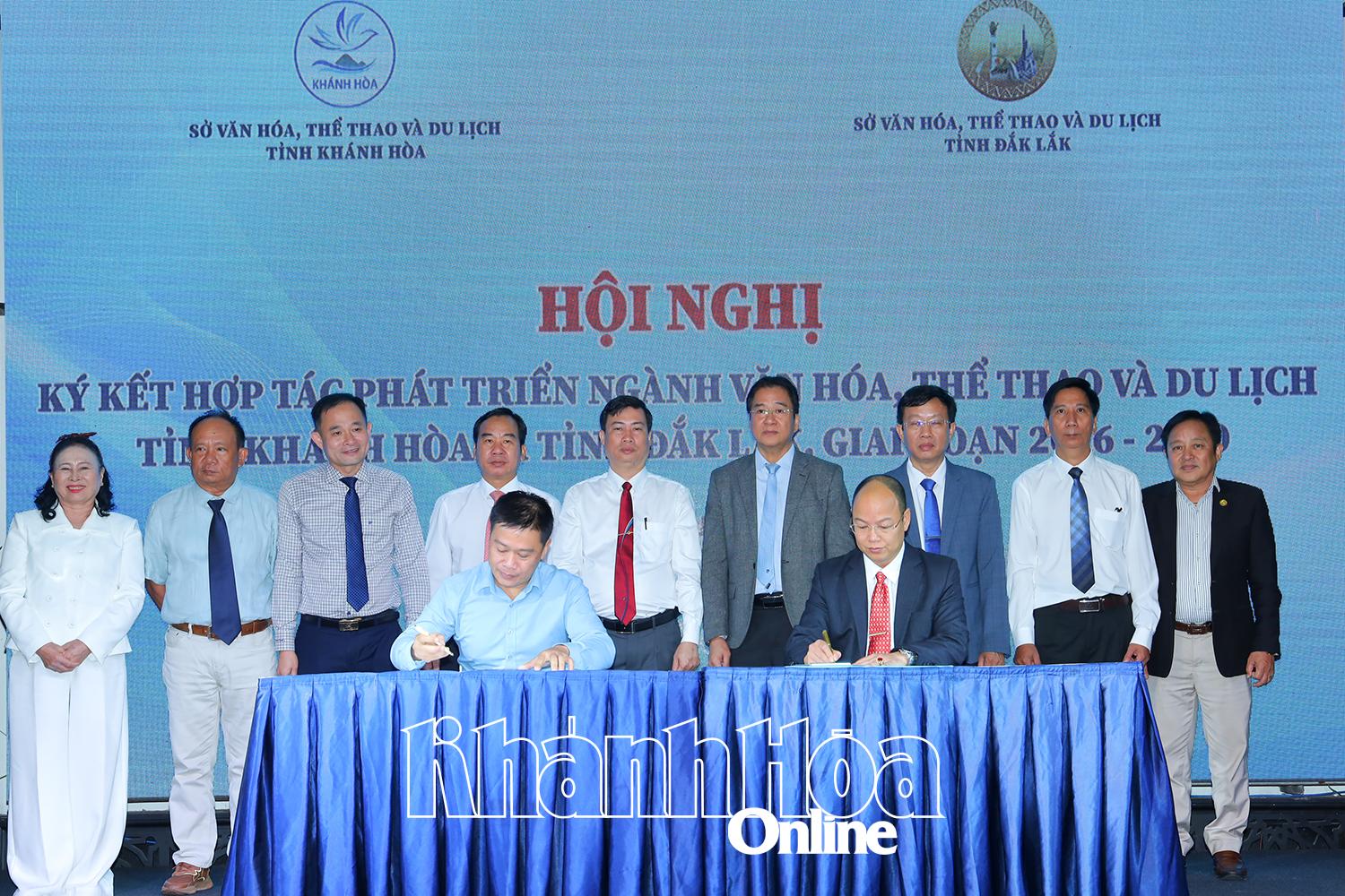 Đại diện 2 doanh nghiệp của 2 tỉnh ký kết văn bản hợp tác.