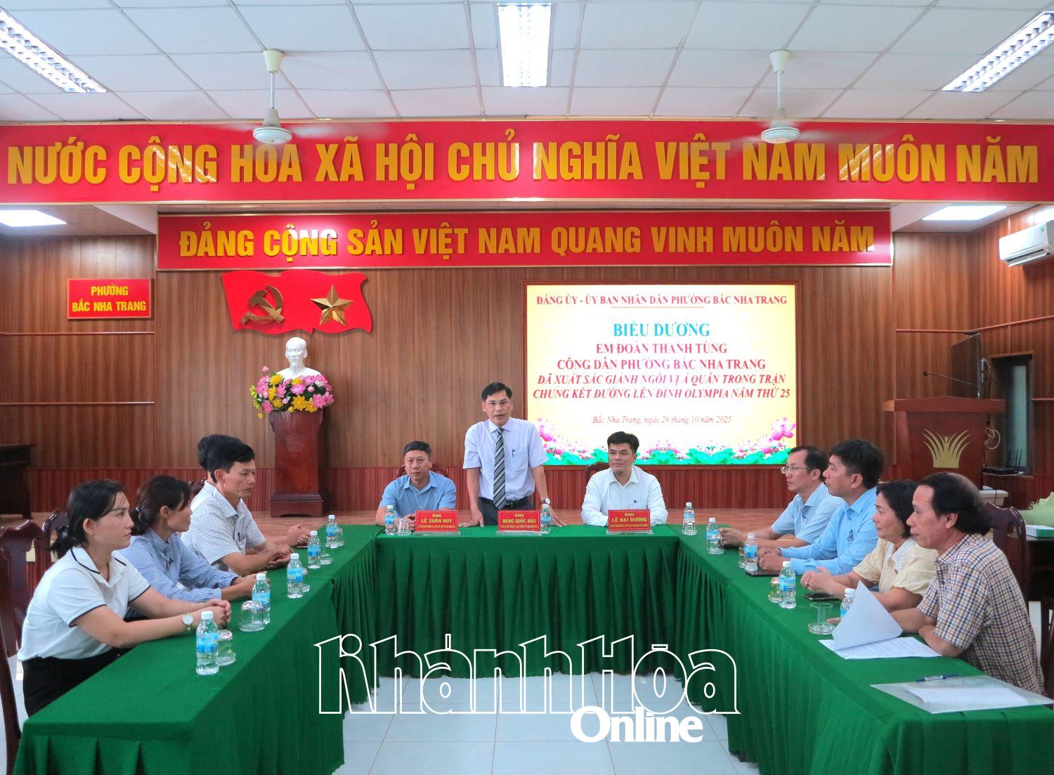 Lãnh đạo phường Bắc Nha Trang phát biểu chúc mừng, động viên em Đoàn Thanh Tùng. 