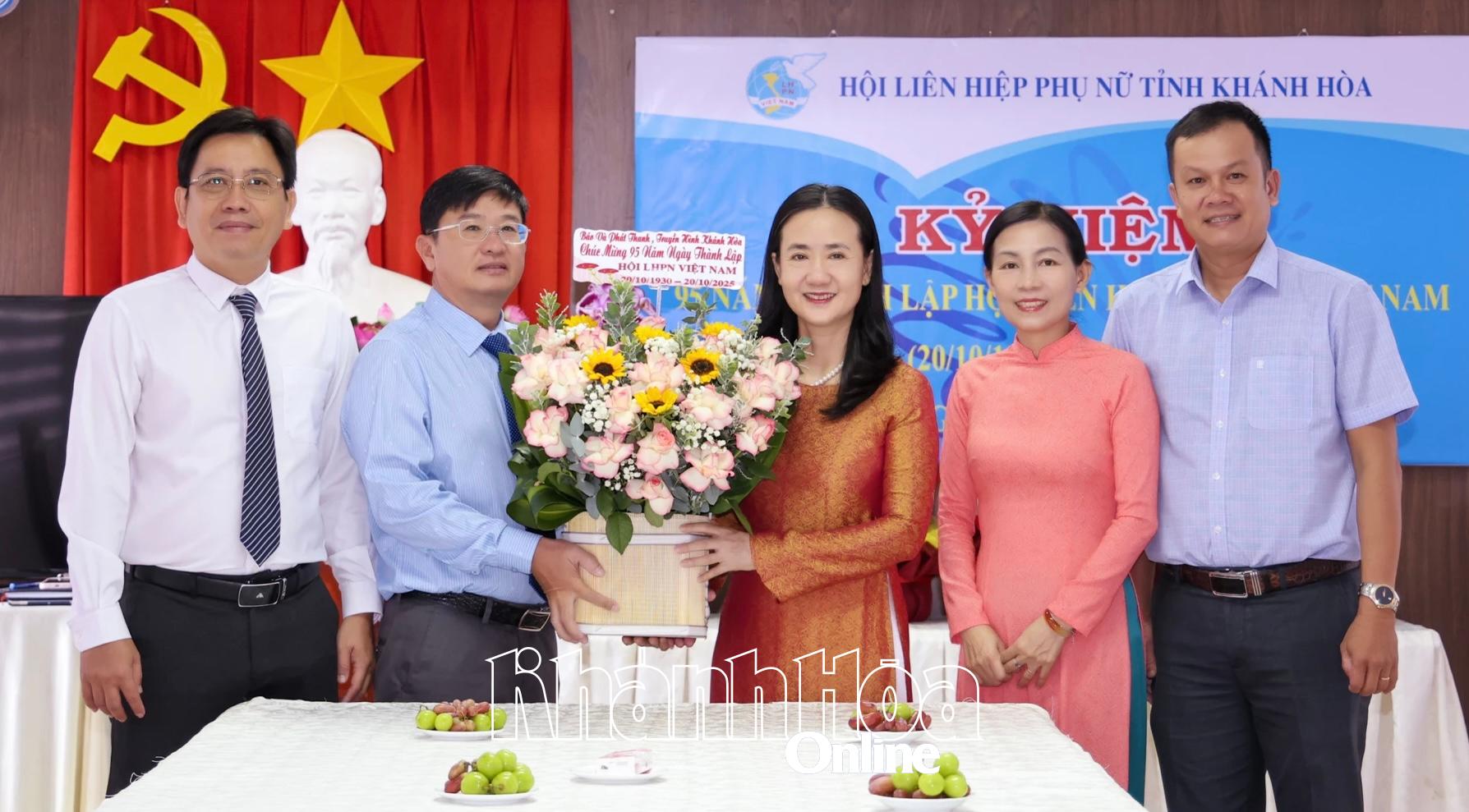 Ban Biên tập Báo và Phát thanh, Truyền hình Khánh Hòa tặng hoa cho Hội Liên hiệp Phụ nữ tỉnh.