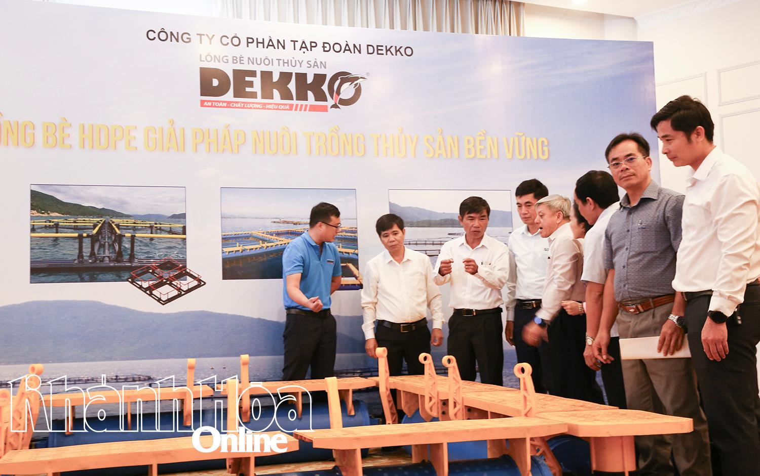 Các đại biểu tham quan giải pháp nuôi biển bằng lồng HDPE