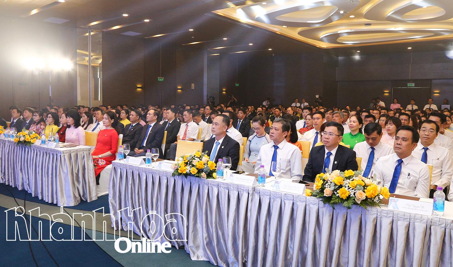 Lãnh đạo, người lao động Khatoco tham dự chương trình