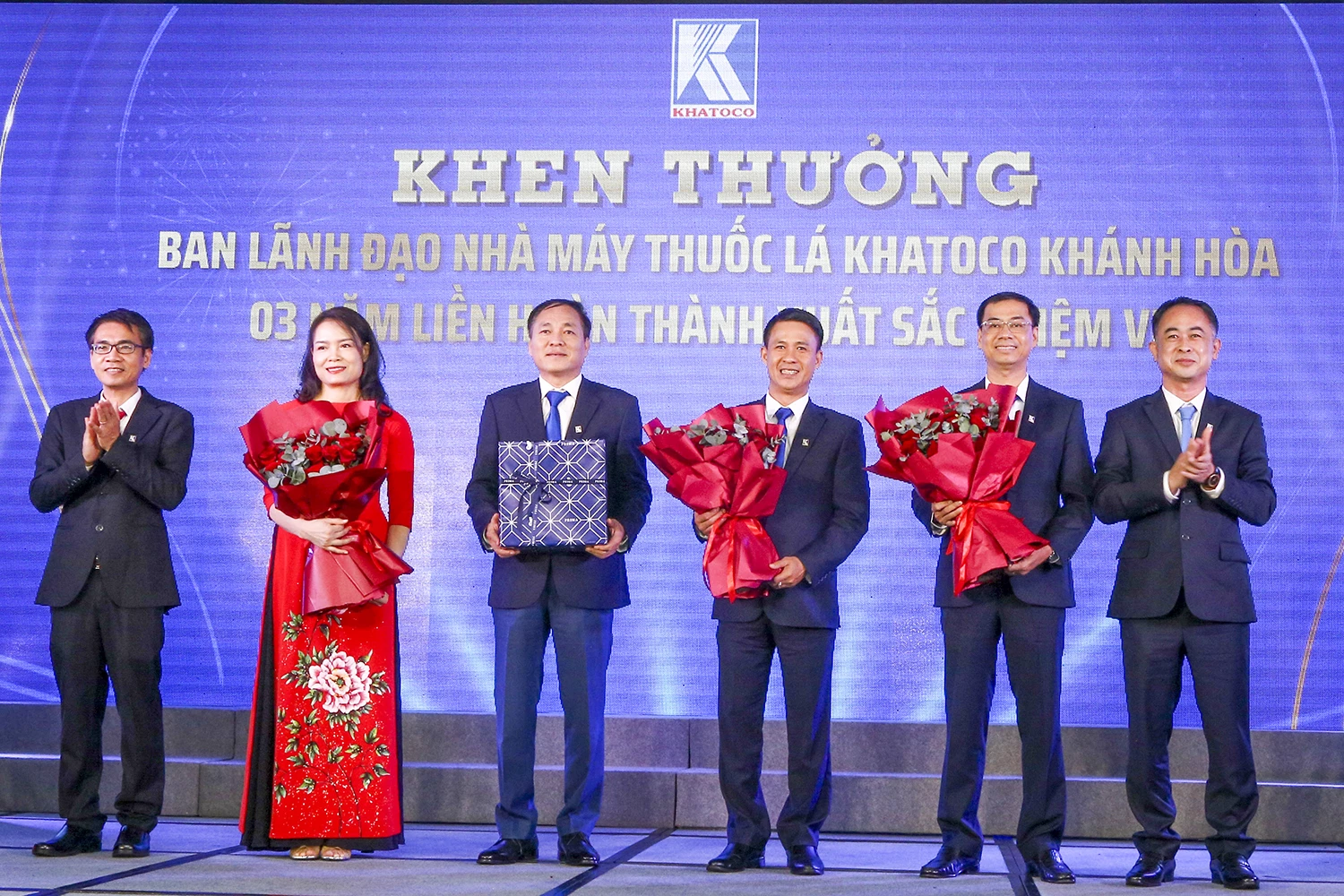 Lãnh đạo 
Khatoco khen thưởng Ban lãnh đạo 
Nhà máy Thuốc lá Khatoco Khánh Hòa với thành tích 
3 năm liên tục 
hoàn thành xuất sắc nhiệm vụ.
