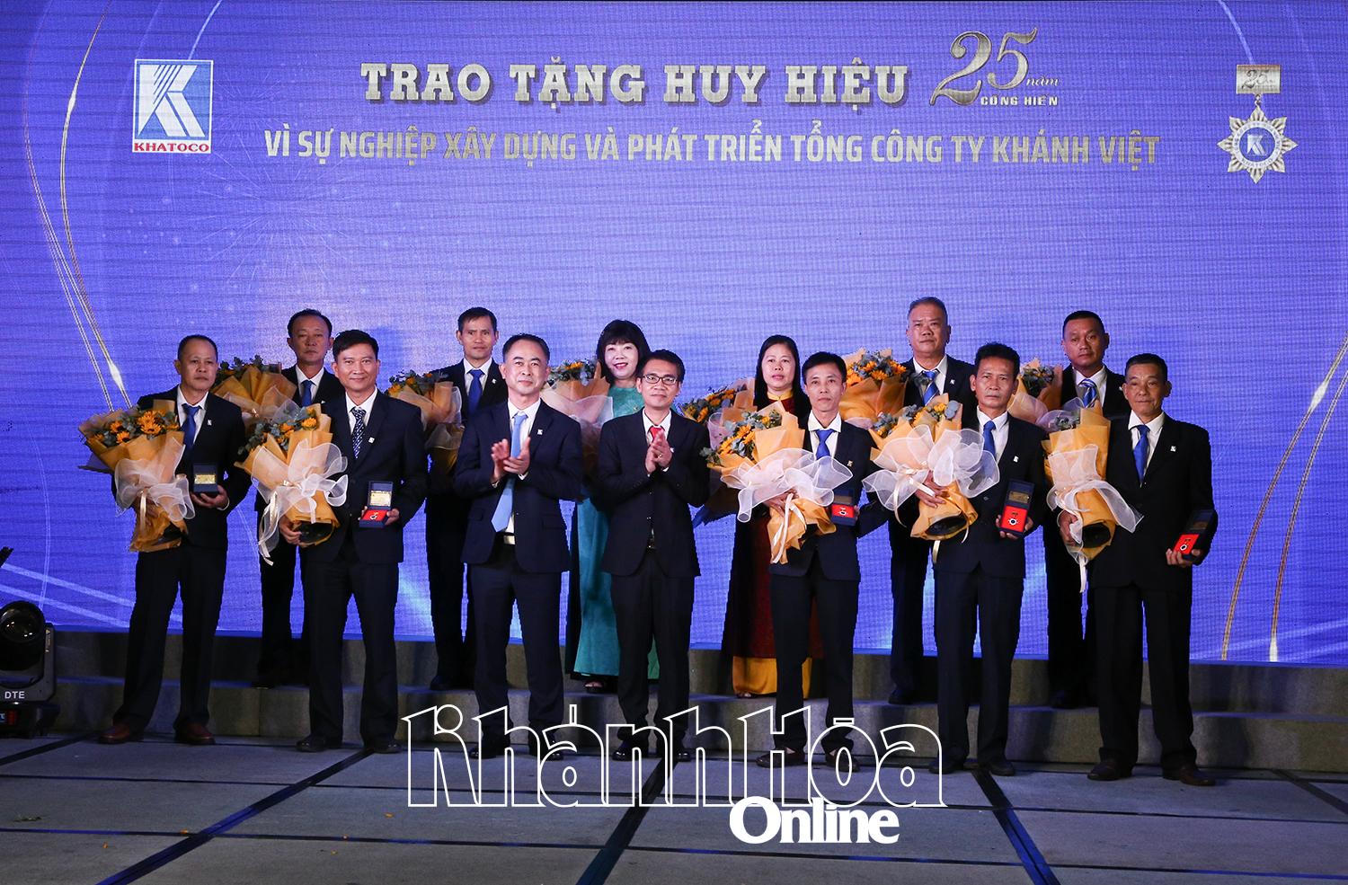 Lãnh đạo Khatoco trao Huy hiệu 25 năm “Vì sự nghiệp xây dựng và phát triển Tổng công ty Khánh Việt” cho các cá nhân