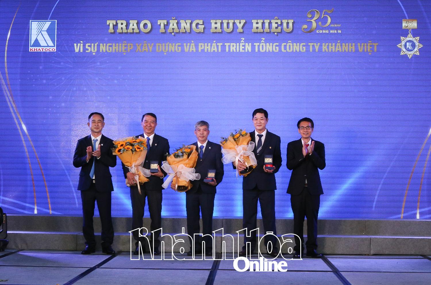 3 cá nhân nhận Huy hiệu 35 năm “Vì sự nghiệp xây dựng và phát triển Tổng công ty Khánh Việt”