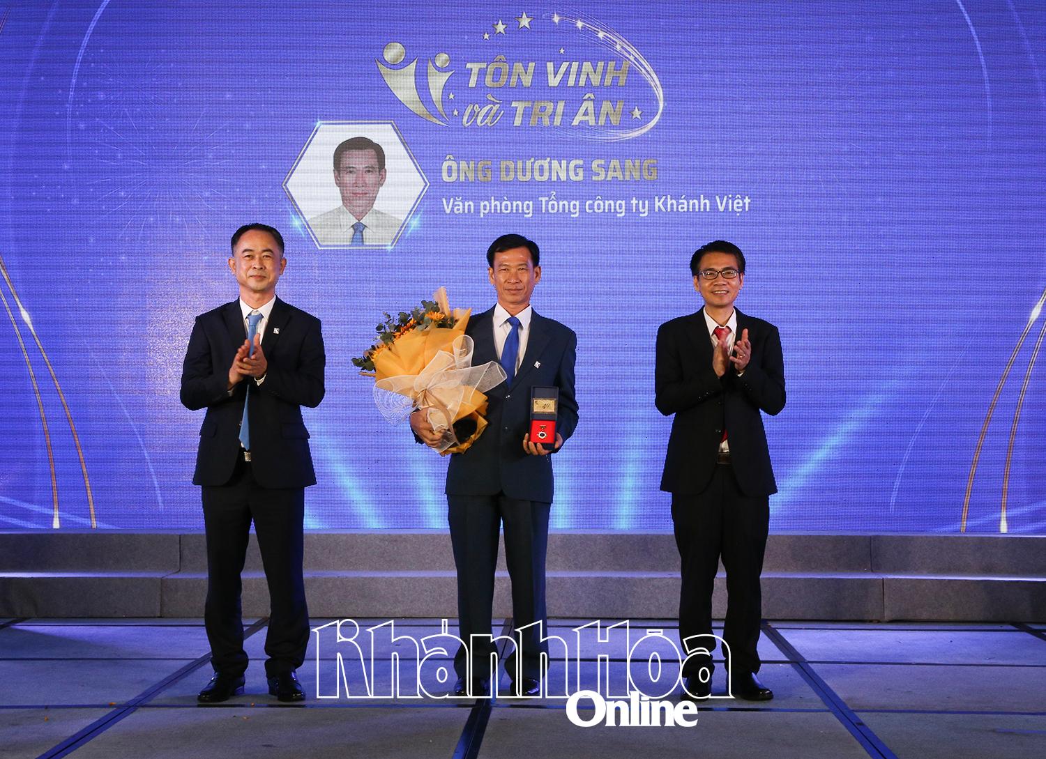 Lãnh đạo Khatoco trao Huy hiệu 40 năm “Vì sự nghiệp xây dựng và phát triển Tổng công ty Khánh Việt” cho ông Dương Sang