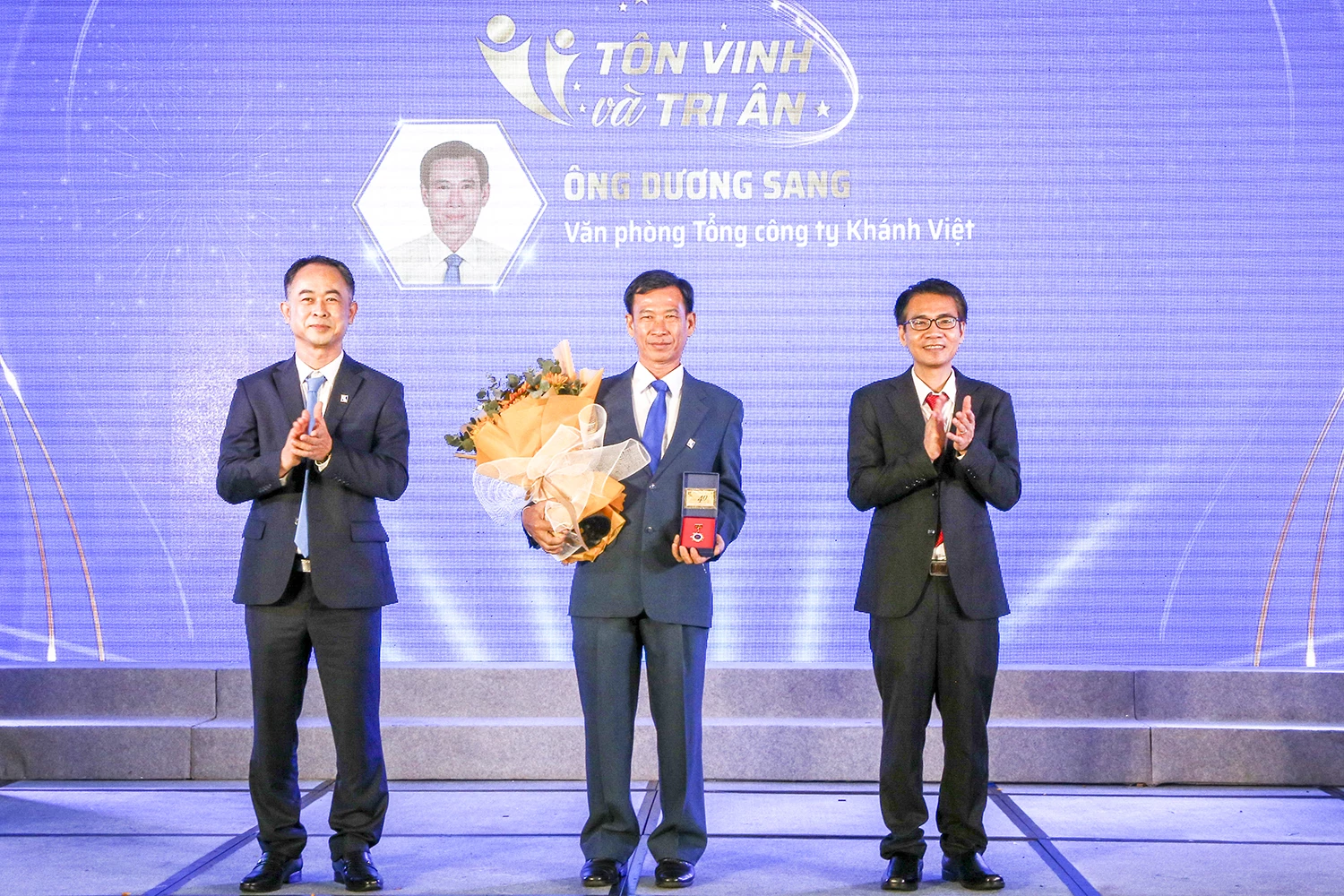 Lãnh đạo Khatoco trao huy hiệu 40 năm 
“Vì sự nghiệp xây dựng và phát triển Tổng Công ty Khánh Việt” cho ông Dương Sang.
