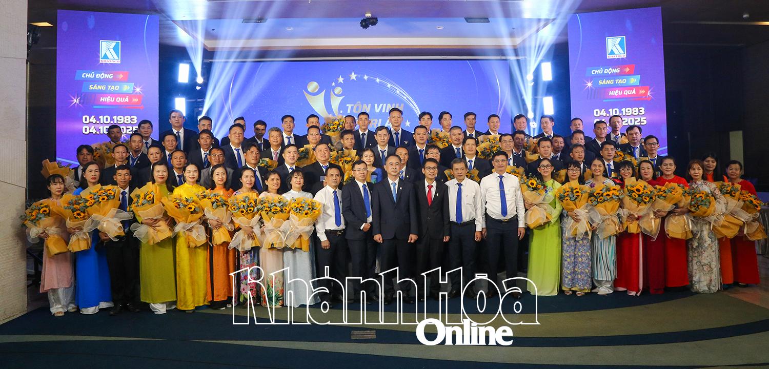 Các cá nhân nhận Huy hiệu 20 năm “Vì sự nghiệp xây dựng và phát triển Tổng công ty Khánh Việt” chụp hình lưu niệm cùng lãnh đạo Khatoco