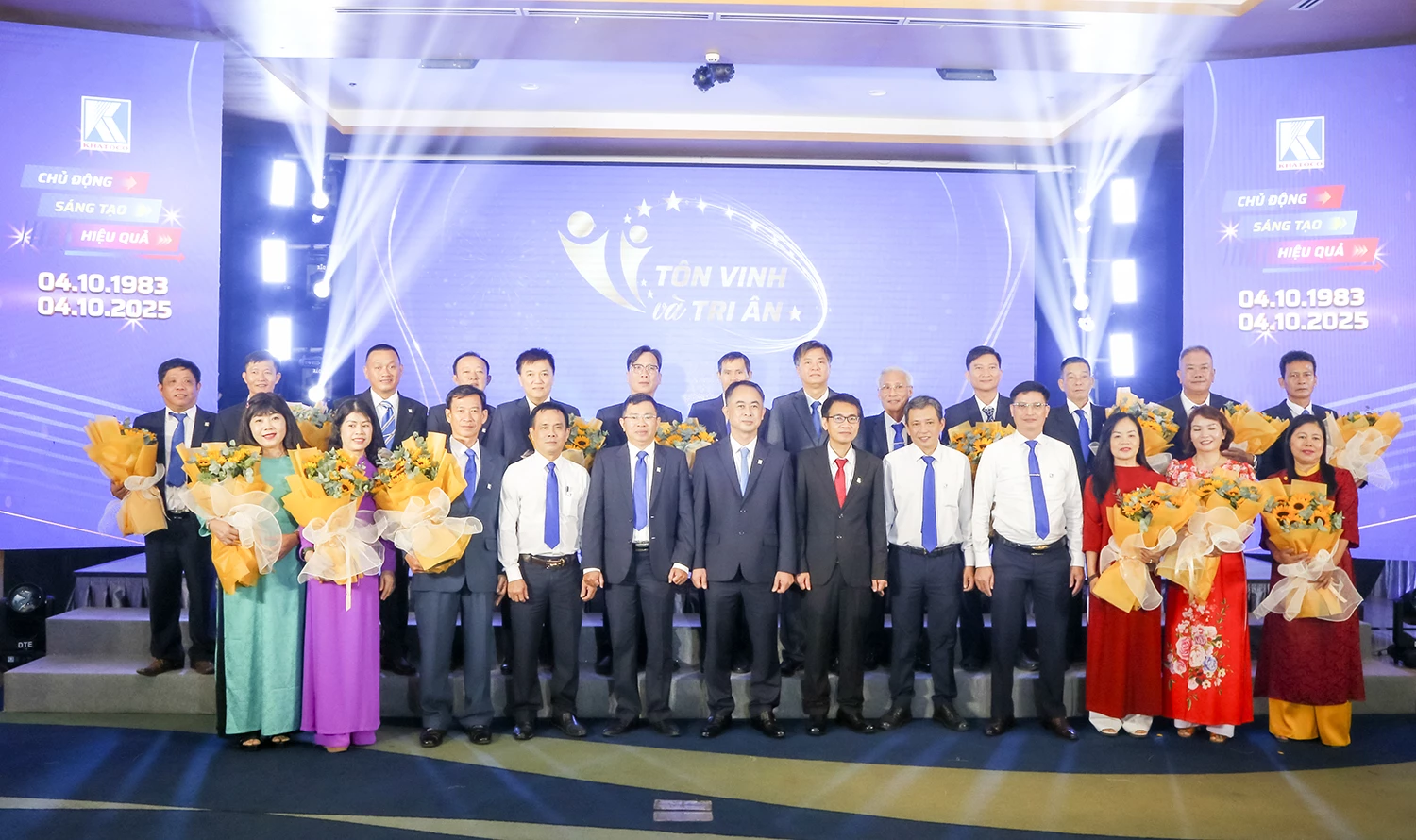 Các cá nhân nhận huy hiệu “Vì sự nghiệp xây dựng và phát triển Tổng Công ty Khánh Việt” 
chụp hình lưu niệm cùng lãnh đạo Khatoco.
