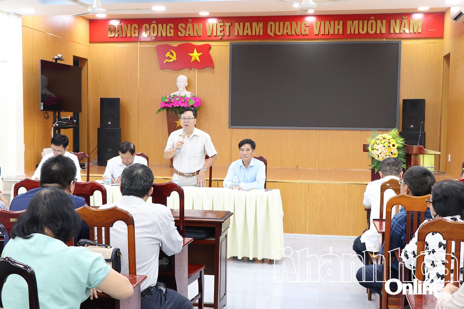 Lãnh đạo Bảo hiểm xã hội phát biểu tại buổi làm việc với phường Tây Nha Trang.