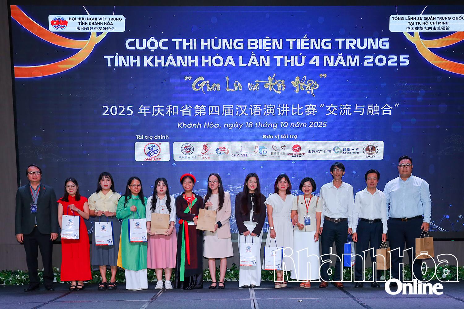 Đại diện Ban tổ chức tặng quà lưu niệm các đội tham gia cuộc thi.