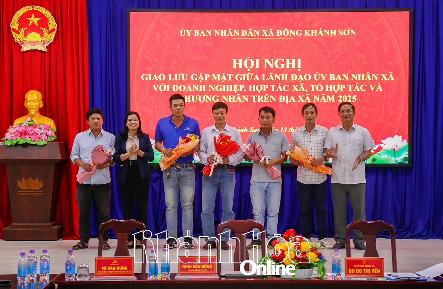 Lãnh đạo xã Đông Khánh Sơn tặng hoa tri ân những đóng góp của các doanh nghiệp trên địa bàn xã