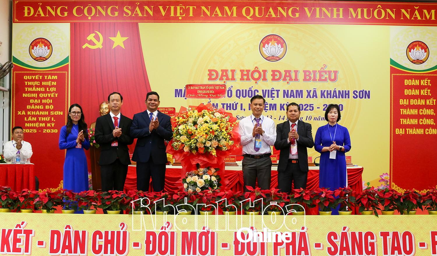 Lãnh đạo Ủy ban MTTQ Việt Nam tỉnh tặng hoa chúc mừng đại hội