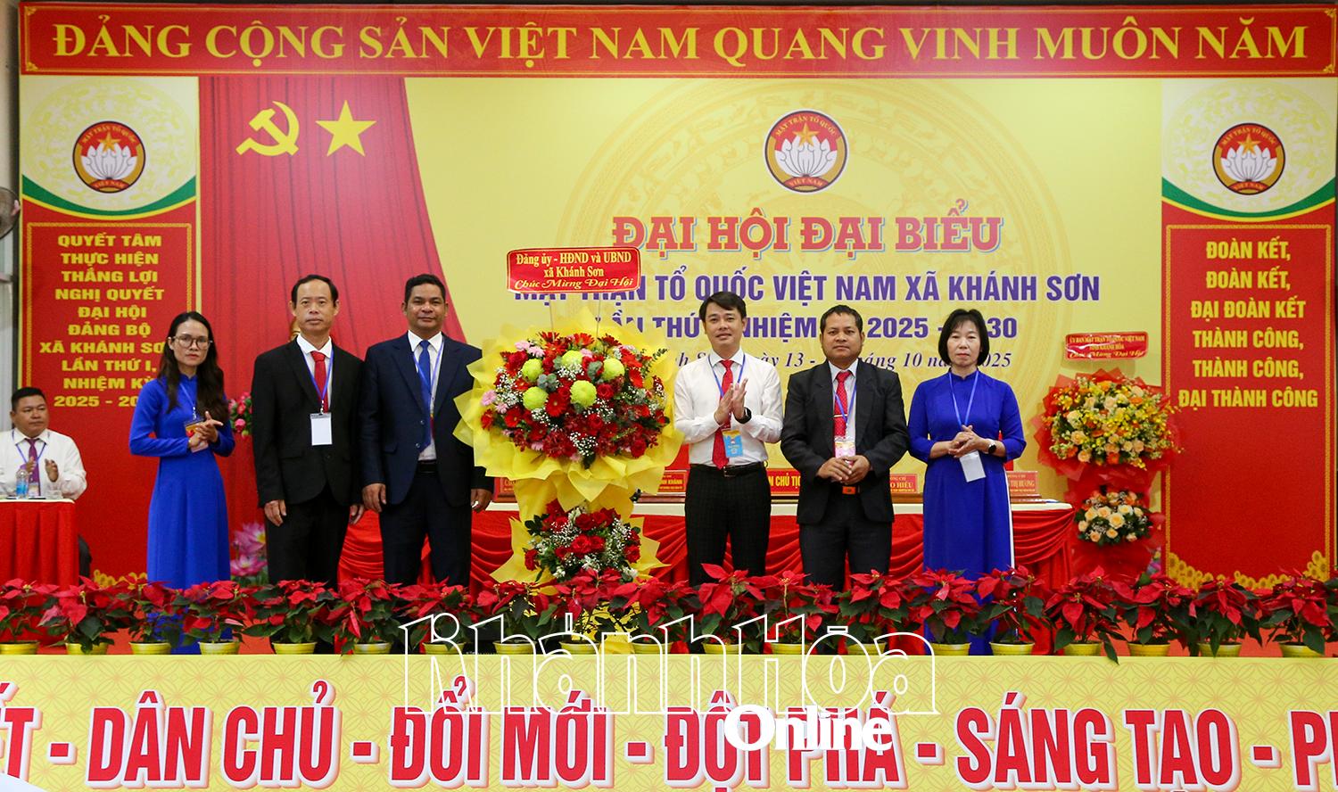 Lãnh đạo xã Khánh Sơn tặng hoa chúc mừng đại hội 