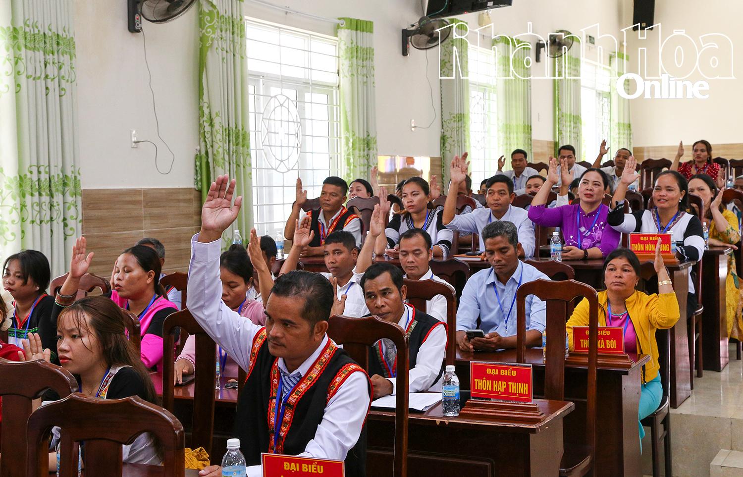 Đại biểu biểu quyết tại đại hội