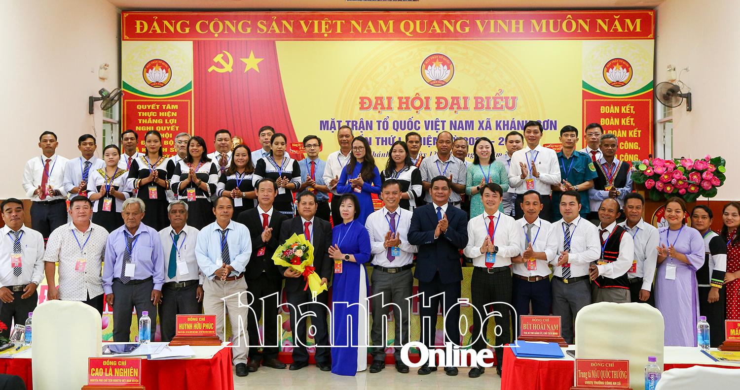 các Ủy viên Ủy ban MTTQ Việt Nam xã Khánh Sơn ra mắt đại hội