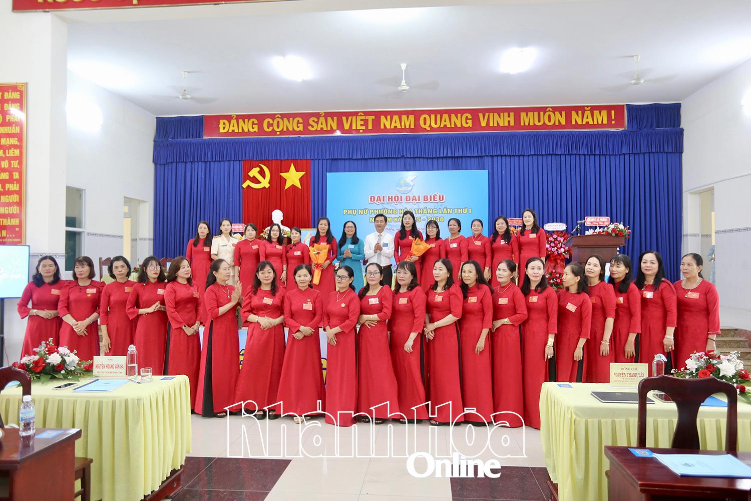 Lãnh đạo Đảng uỷ, Hội Liên hiệp phụ nữ tỉnh tặng hoa chúc mừng Ban Chấp hành Hội LHPN phường Hoà Thắng, nhiệm kỳ 2025-2030.