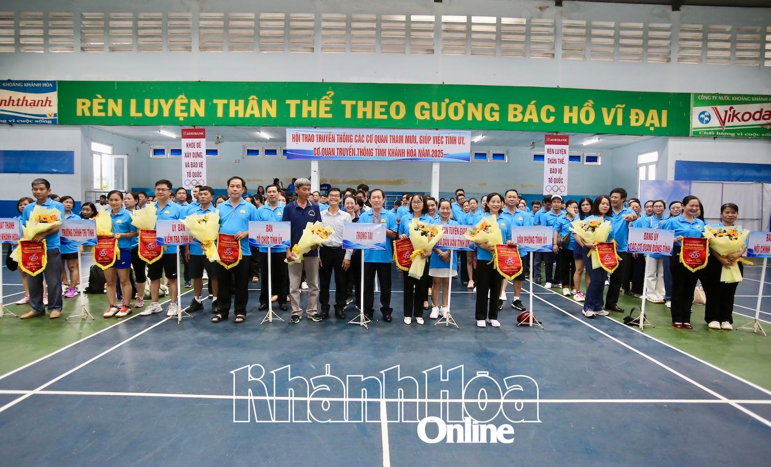 Ban tổ chức tặng hoa và cờ lưu niệm cho đại diện các đoàn vận động viên về tham dự hội thao.