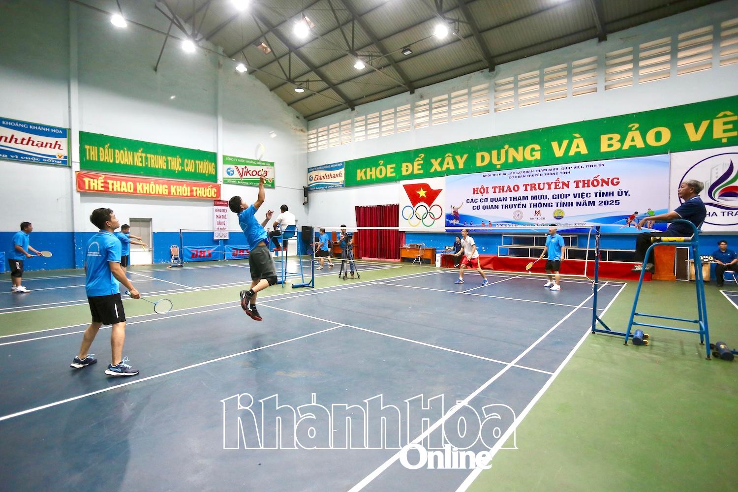 Các vận động viên tranh tài môn cầu lông.