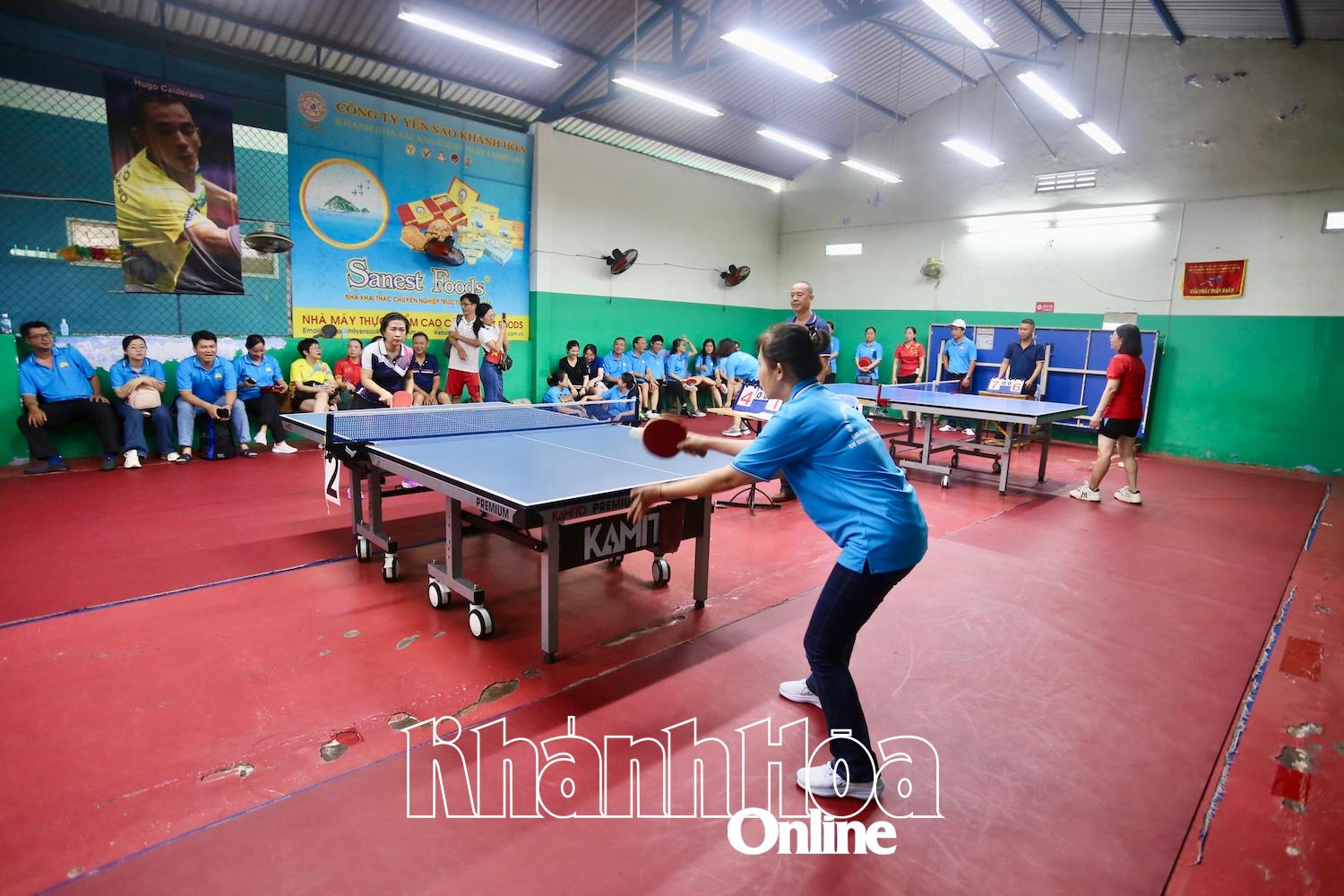 Các vận động viên tranh tài môn bóng bàn.